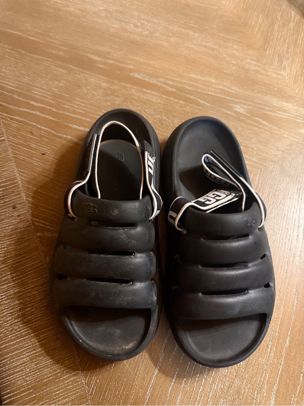 UGG Boys Size 6 W Black Slide Sandals Logo Strap Slip On